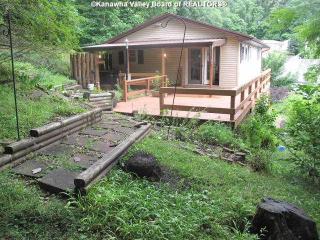 701 Westmoreland Dr, Charleston WV  25302-4044 exterior