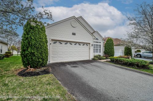 14 Kensington Rd, Lakehurst, NJ 08759-6254