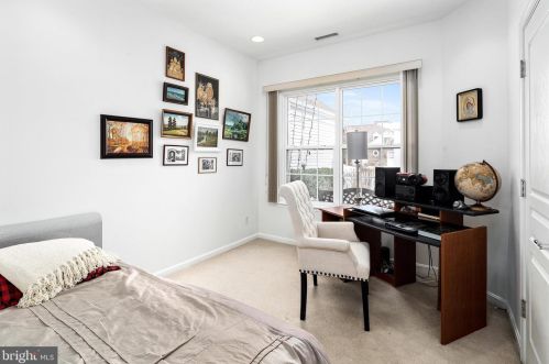 225 Sparrow Dr, Trenton NJ 08690-2464 exterior