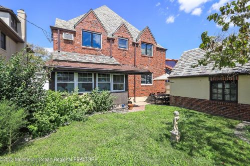 302 2nd Ave, Tinton Falls NJ  07712-6132 exterior