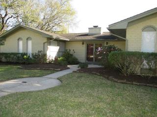 621 Bay Club Dr, Taylor Lake Village, TX 77586-1800