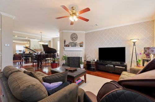 3921 Cyn Gln Cir, Austin TX  78732-2187 exterior