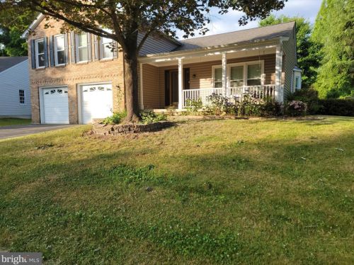 8833 Seacraft Ct, Springfield VA  22153-2113 exterior