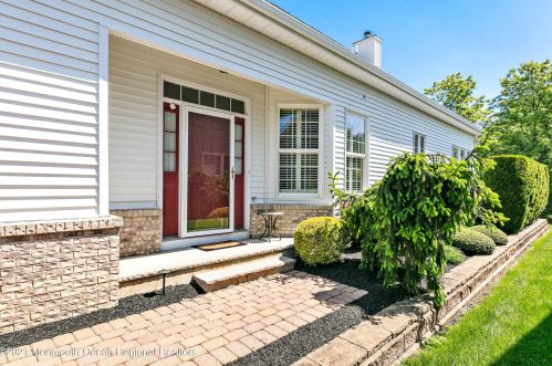 18 Redwood Dr, Tinton Falls, NJ 07712-8702