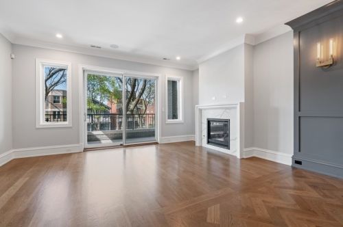 912 Roscoe St, Chicago, IL 60657-2309