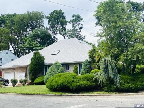 135 Lawn Dr, Teaneck, NJ 07666-5660