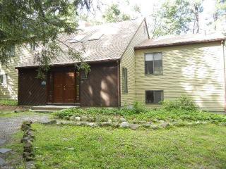 4 Tennyson Dr, Granby, CT 06035-2706