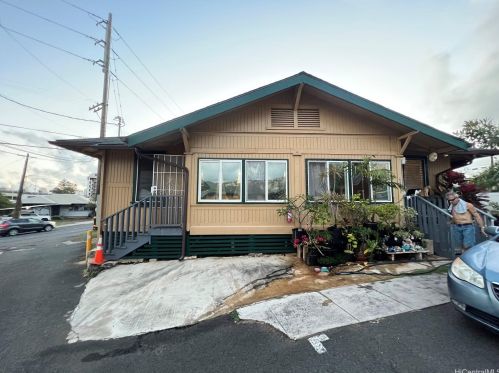 2816 Waialae Ave, Honolulu HI  96816-1510 exterior