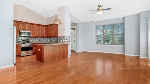 2487 Waterbury Ln, Buffalo Grove, IL 60089-6890