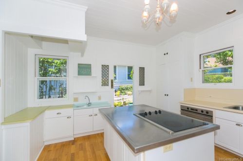 2021 Kakela Dr, Honolulu HI  96822-2158 exterior