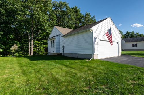 38 Glasgow Cir, Hudson NH  03051-3759 exterior