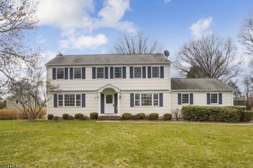 12 Gleneagles Dr, Lebanon, NJ 08833-4329