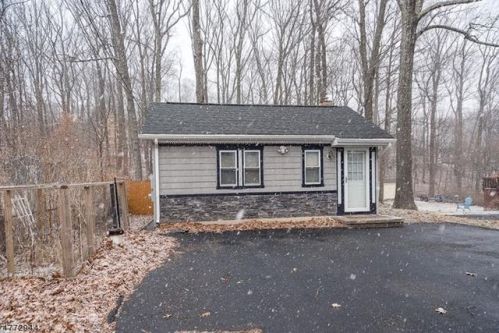 30 Coolidge Trl, Hopatcong, NJ 07843-1516