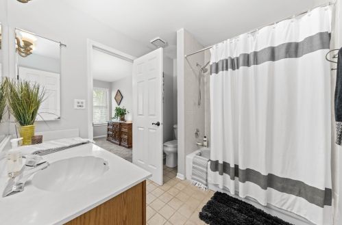 1098 Bradbury Cir, Carol Stream IL  60188-3904 exterior