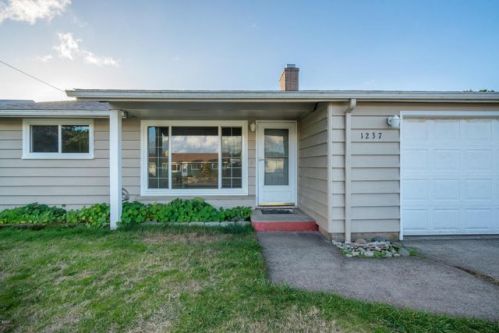 1237 Nye St, Newport, OR 97365-2417