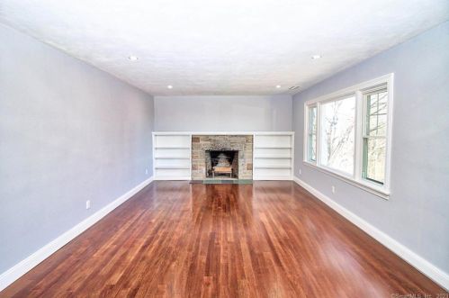5 Walnut Ave, Huntington CT  06484-2913 exterior