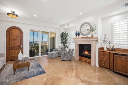 1610 Pacific Coast Hwy, Huntington Beach CA  92648-4434 exterior