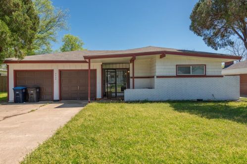 3505 Mountcastle Dr, Fort Worth, TX 76119-2139