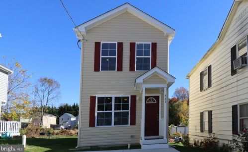 423 Lawrence St, Charles Town, WV 25414-1552