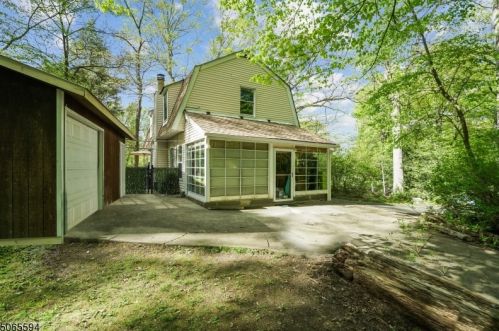 372 Maxim Dr, Hopatcong, NJ 07843-1701