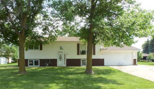1855 Red Leaf Ct, Windom, MN 56101-1066