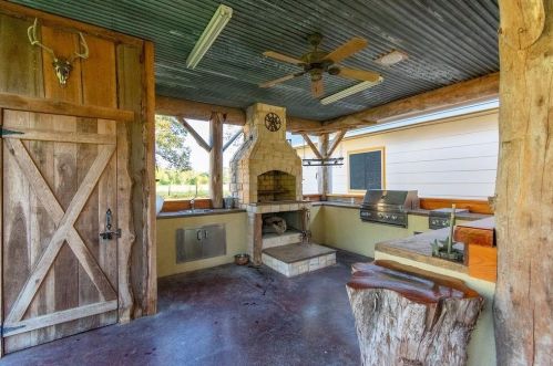 15302 Ben Wiggins Rd, Conroe TX  77303-4805 exterior