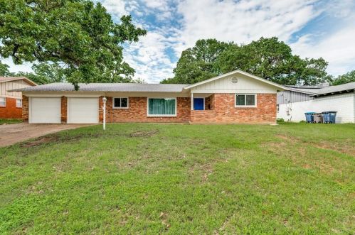 7225 Ellis Rd, Fort Worth, TX 76112-4301