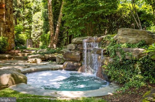 3933 27th Rd, Arlington, VA 22207-5242