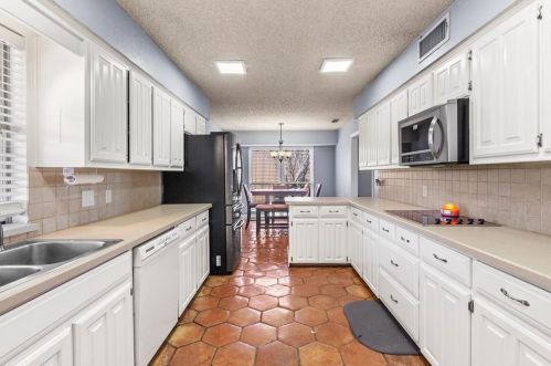 2615 Medina Dr, Carrollton TX 75007-5902 exterior