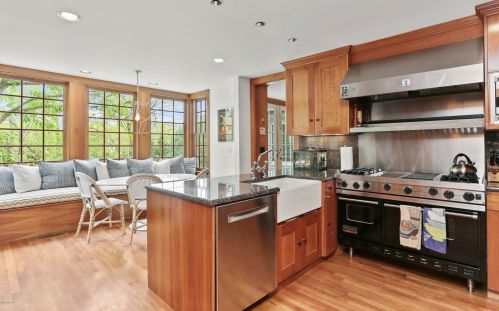 672 Lake Ave, Greenwich CT  06830-3854 exterior