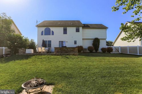 1443 Farm Cross Way, York PA  17408-8537 exterior