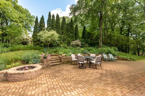 10 Ledge Rock Rd, Niantic CT  06357-1510 exterior