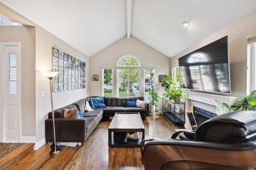 316 Wildflower Park Ln, Mountain View, CA 94043-4677