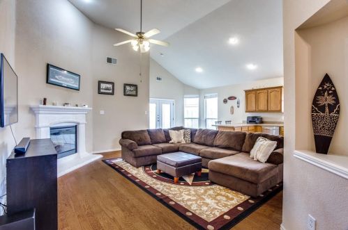 9613 Minton Dr, Fort Worth, TX 76108-3888