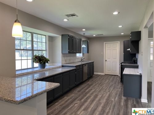 102 Castleway St, Victoria, TX 77904-1745