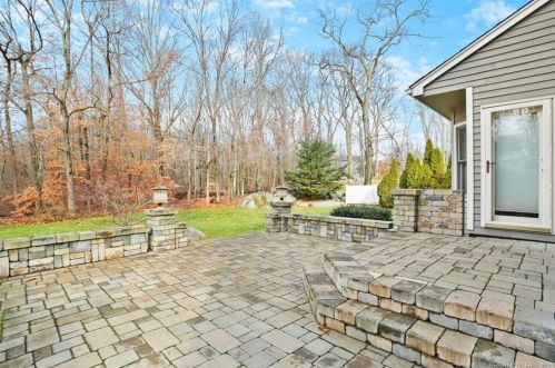1790 Cutspring Rd, Stratford, CT 06614-1020