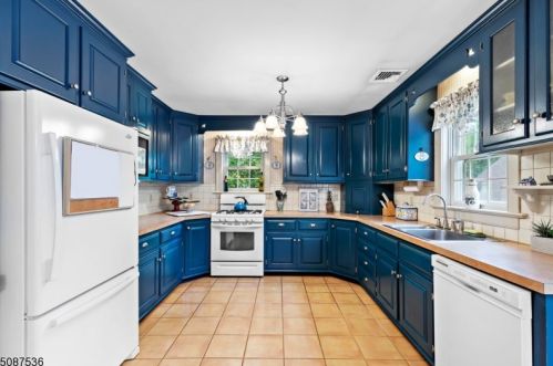 9 White Birch Ln, Sparta, NJ 07871-3134