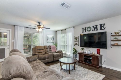 1524 Glen Oaks Dr, Conroe TX  77385-9611 exterior