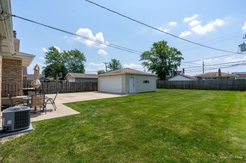 6921 Oakton Ct, Niles IL  60714-3014 exterior