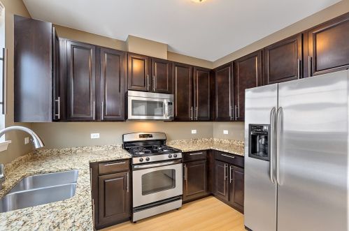 215 Wildflower St, Des Plaines, IL 60016-3484