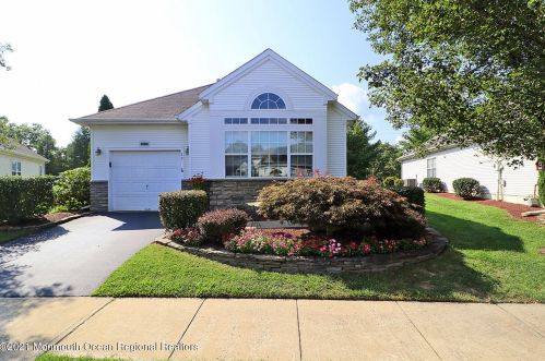 17 Edgeworth Cir, Lakehurst, NJ 08759-6074