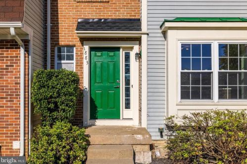 1883 Inglebrook Dr, Woodbridge VA  22192-2425 exterior
