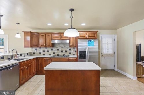 1917 Esther Dr, Carlisle, PA 17013-1028