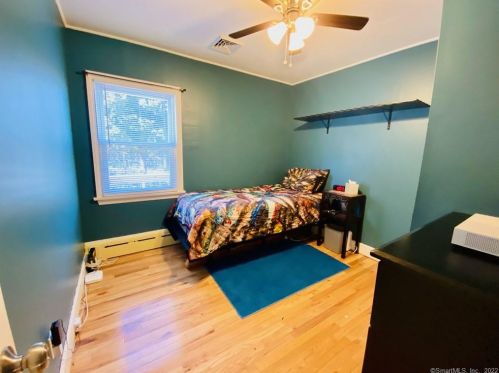 4 Cove View Dr, Quaker Hill CT  06375-1501 exterior