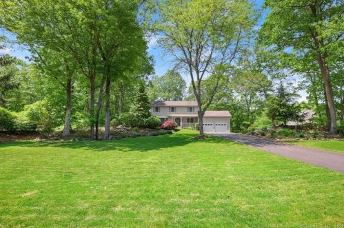 105 Princeton Dr, Huntington, CT 06484-5125