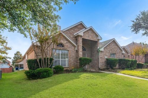 4220 Oak Grove Dr, Carrollton TX  75010-1217 exterior