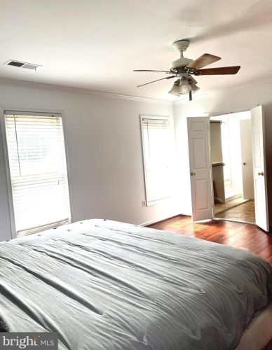 5076 Queens Wood Dr, Springfield VA  22015-1530 exterior