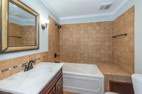 142 Nottingham Sq, Hackettstown NJ  07840-4236 exterior