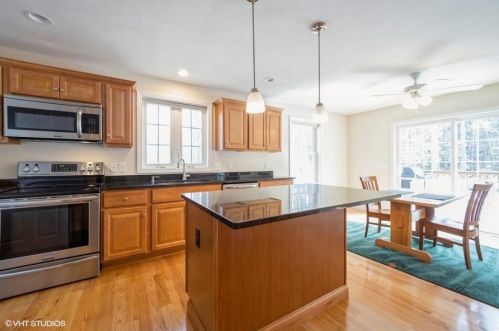 8 Kelsey Dr, Fremont, NH 03044-3528