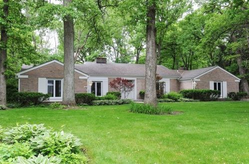 15 Oxford Dr, Half Day, IL 60069-3140